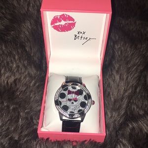 Betsey Johnson, Skull face watch
